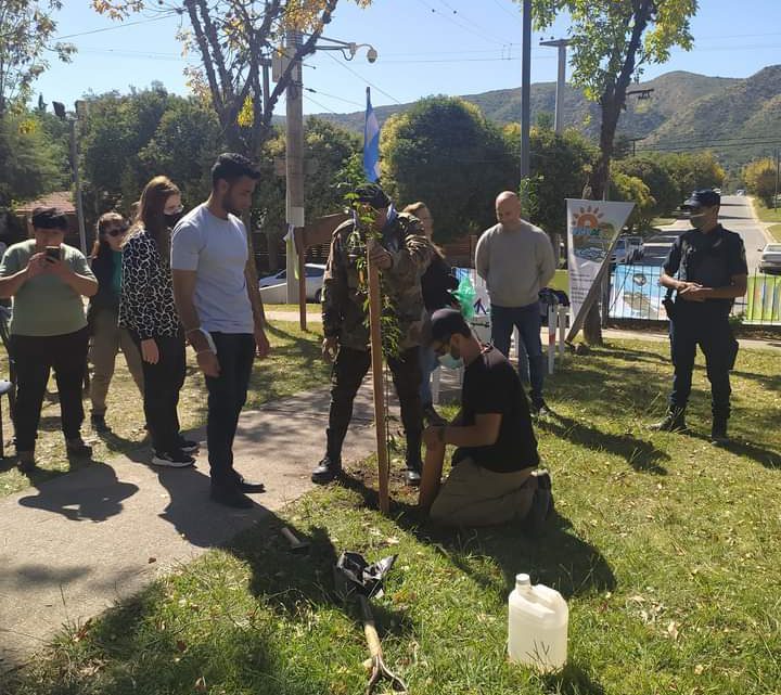 Se realizó una jornada de plantaciones nativas en homenaje a los Veteranos y Caídos en Malvinas