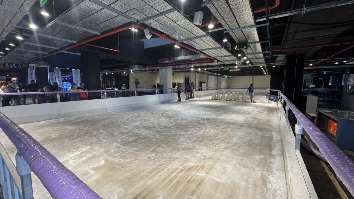 Villa Carlos Paz suma a su oferta turística una de las pistas de patinaje sobre hielo más grandes del país