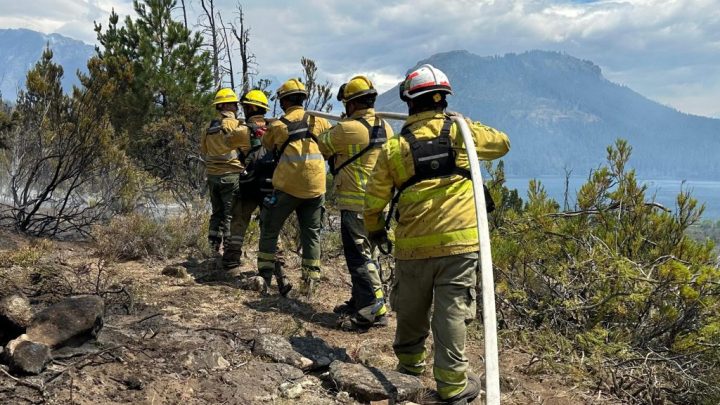 Bomberos cordobeses continúan combatiendo el fuego en El Maitén
