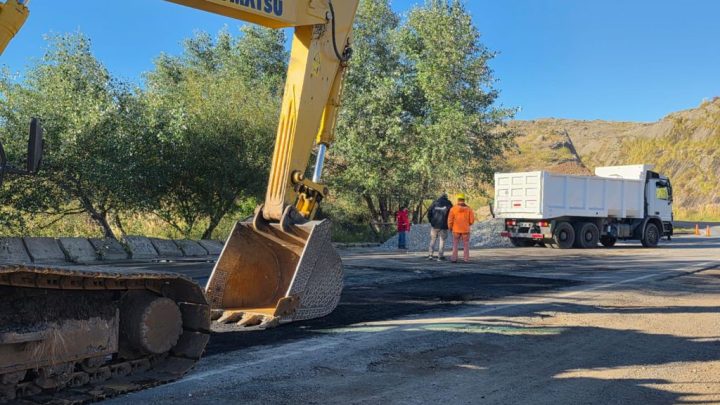 Altas Cumbres: Trabajan para reparar el hundimiento de la calzada